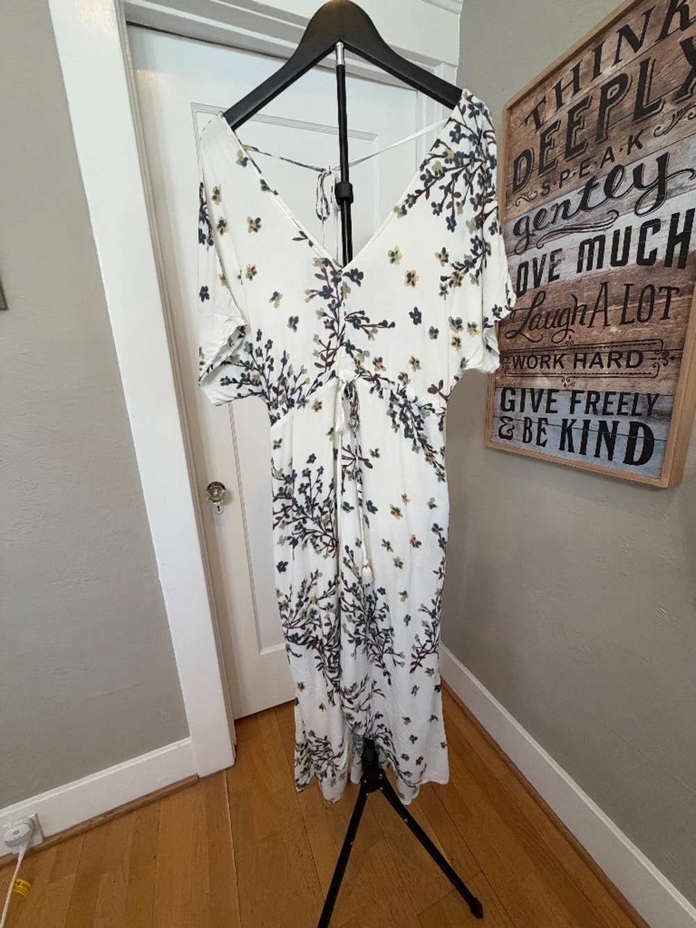 Lovestitch White Floral Short Sleeve V-Neck Maxi Dress Size Small Boho